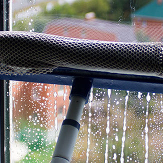 Fenster putzen – Diese Tipps lassen Regenwasser abperlen