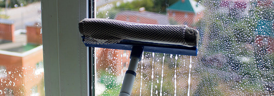 Fenster putzen – Diese Tipps lassen Regenwasser abperlen