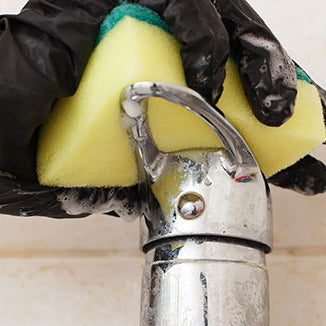 Hartnäckige Verschmutzungen im Badezimmer: So rücken Sie Kalk & Co. zu Leibe